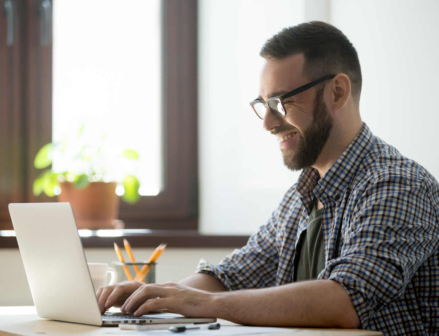 eCourses from Aberconway Consulting. Photo of a man using a laptop.